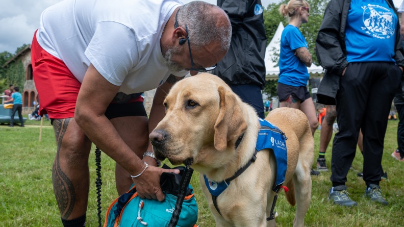 Agrandir l'image Un homme et son chien (un labrador) s'apprete à participer à une des épreuves de ce week-end sportif.