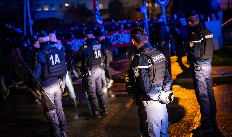 Gendarmes et CRS face à la foule.