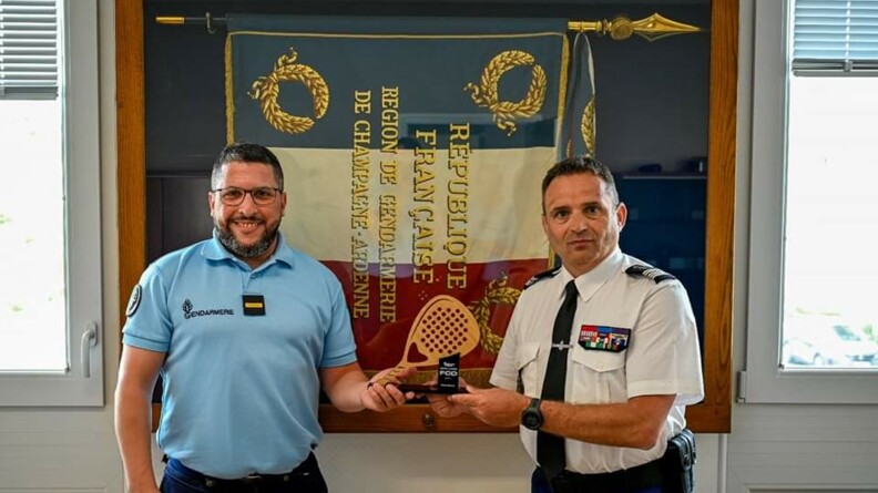 Agrandir l'image L'adjudant Samir et le colonel du GGD51 tenant le trophée du premier challenge de Padel