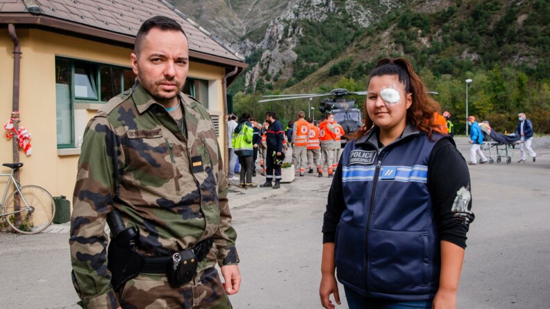L'adjudant David de la brigade de proximité de Tende et Audrey, policière municipale, ont sauvé 17 personnes dans la soirée du 2 octobre.