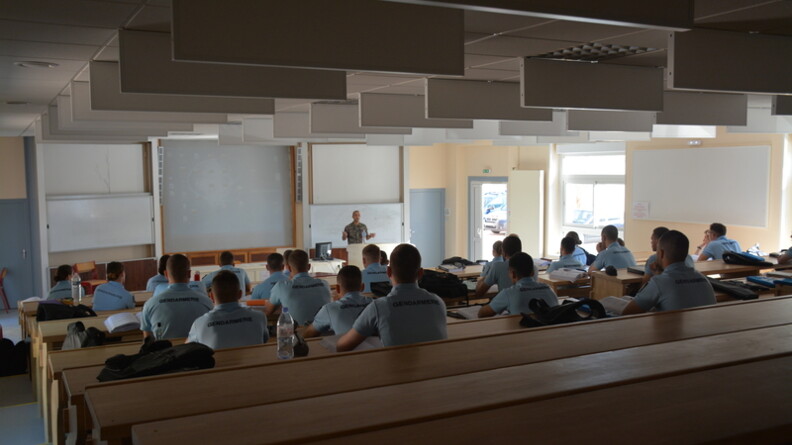 distanciation respect&eacute;e dans un amphith&eacute;&acirc;tre de l&rsquo;&eacute;cole de gendarmerie de Montlu&ccedil;on.