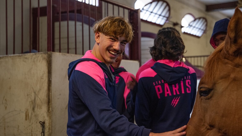 Les jeunes du Stade Français avec les chevaux de la Garde républicaine.