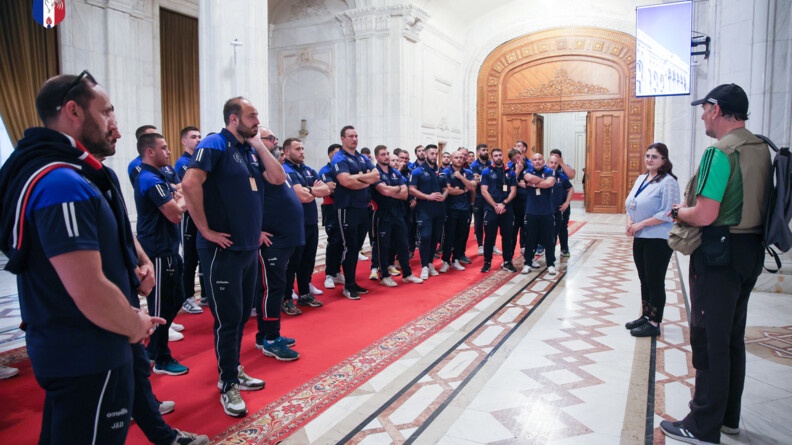Agrandir l'image Les rugbymen du XV gendarmerie dans le hall d'un château en Roumanie, sur le tapis rouge, écoutant une guide