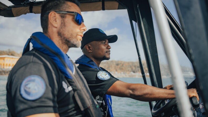Deux gendarmes de la Brigade nautique de Pamandzi à Mayotte, aux comandes de leur vedette.