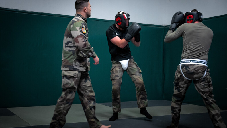 Candidats s'affrontant &agrave; l'occasion d'une &eacute;preuve de boxe.