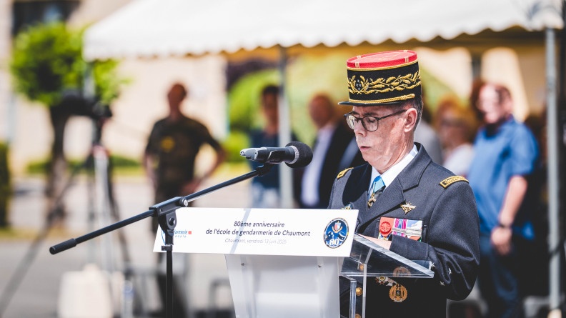 Agrandir l'image photo du major général de la gendarmerie en train de lire son discours à un pupitre.