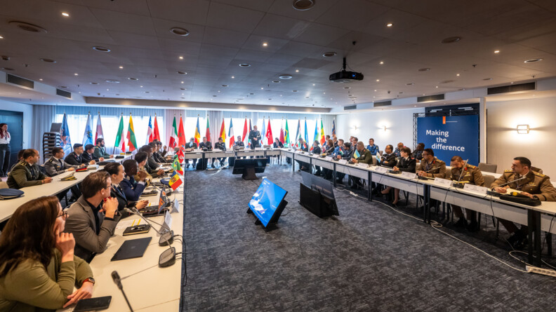 Agrandir l'image Vue globale d'une salle de conférence remplie de civil et d'officiers des gendarmeries de la FIEP.
