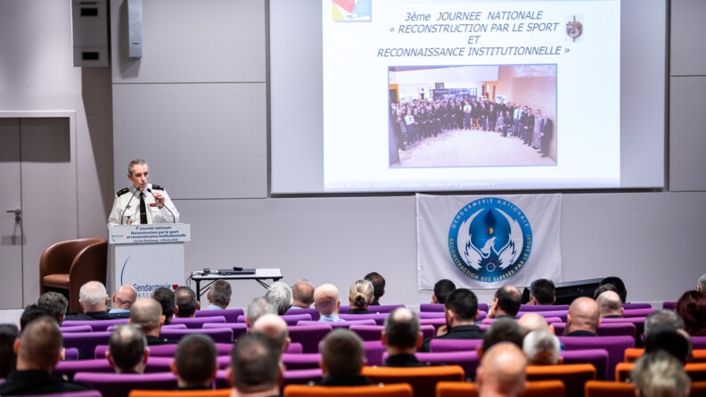 &laquo; Cette journ&eacute;e est pour nous un moment absolument majeur. Elle nous permet collectivement de vous exprimer &agrave; nouveau notre soutien, notre solidarit&eacute; et notre admiration. Elle nous permet aussi de vous mettre &agrave; l&rsquo;honneur pour saluer avec beaucoup de respect et d&rsquo;humilit&eacute;, votre courage, celui de vos familles, ainsi que vos capacit&eacute;s de r&eacute;silience, ma&icirc;tre mot de cette journ&eacute;e, a d&eacute;clar&eacute; le directeur des personnels militaires de la gendarmerie nationale.