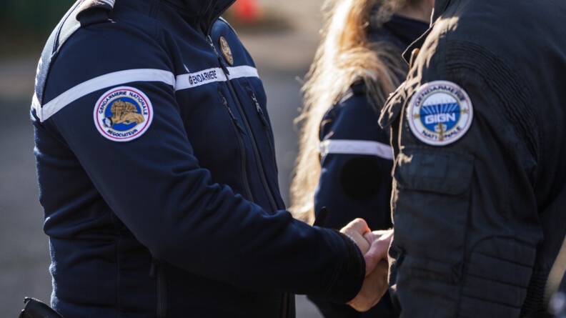 Gendarme du GIGN saluant un stagiaire de la formation.