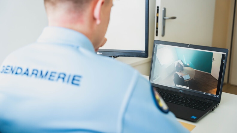 Agrandir l'image Gendarme de dos visionnant une audition dans la salle Mélanie