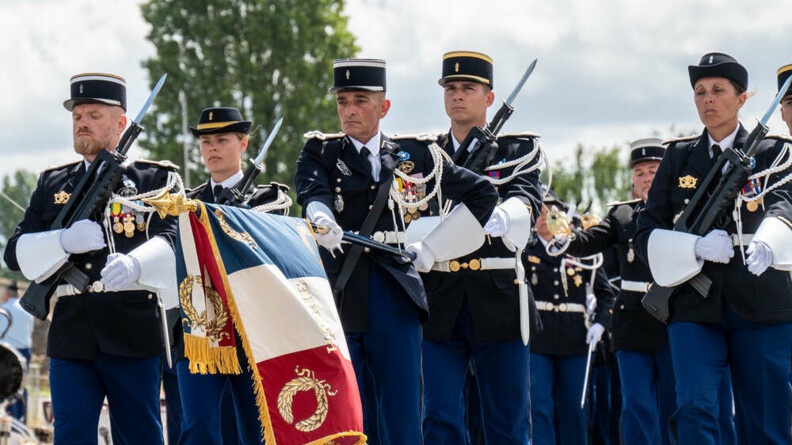 Agrandir l'image La garde au drpeau de l'Ecole de gendarmerie de Montluçon salue au passage des tribunes