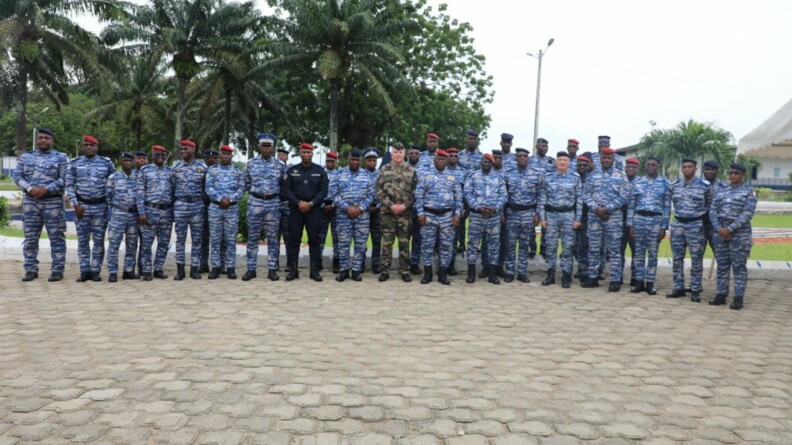Agrandir l'image Photo montrant plusieurs dizaines de gendarmes de la gendarmerie nationale de la Côte d'Ivoire avec au milieu, un gendarme de la gendarmerie nationale française.
