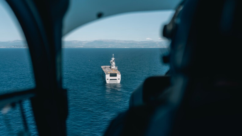 Pilote d'hélicoptère des Forces aériennes de la gendarmerie nationale en vol en approche du Porte hélicoptères Mistral.