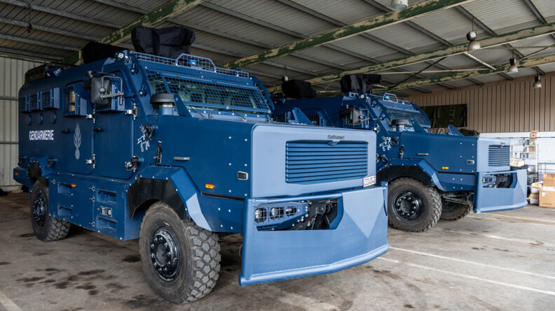 Deux Centaures de la gendarmerie dans un garage