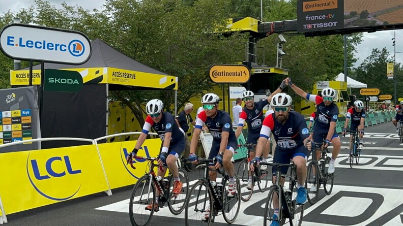 Les six ph&eacute;nix gendarmerie sur leur v&eacute;lo, &agrave; l'arriv&eacute;e.