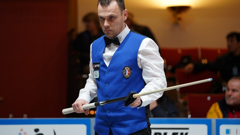 Agrandir l'image Le maréchal des logis-chef Mickaël Devogelaere s'apprête à tirer aux championnats du monde par équipes de billard français, à Viersen, en Allemagne.