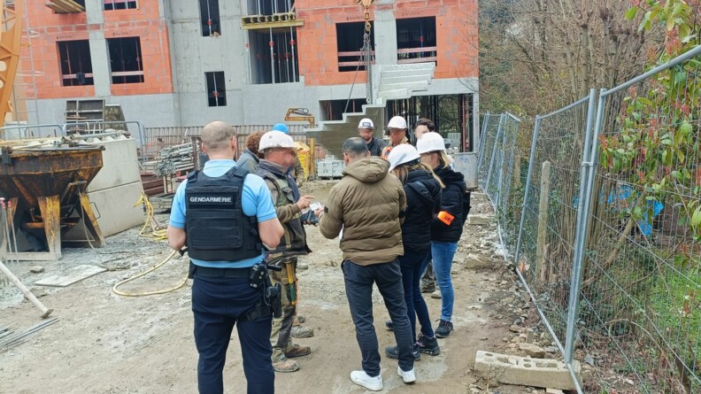Agrandir l'image Des membres de la gendarmerie et de l'URSSAF sur un chantier en contrôle