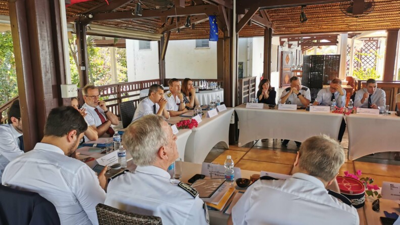 Réunion sur une table en U où sont notamment présents le ministre de l'intérieur et le directeur général de la gendarmerie nationale.
