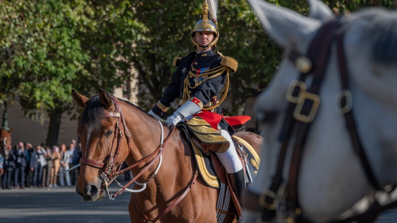 Portrait à cheval du colonel Leheup en grande tenue, saluant au sabre un peloton que l'on ne voit pas