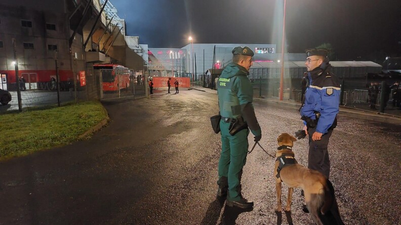 Agrandir l'image Équipe cynophile de la Guardia civil.