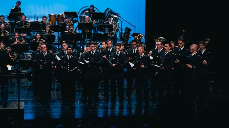 les choeurs de l'armée française chantent sur scène
