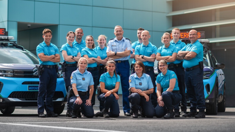 Agrandir l'image Les gendarmes de la caravane du Tour de France posent avec le Directeut général de la gendarmerie nationale et l'équipe communication du Tour