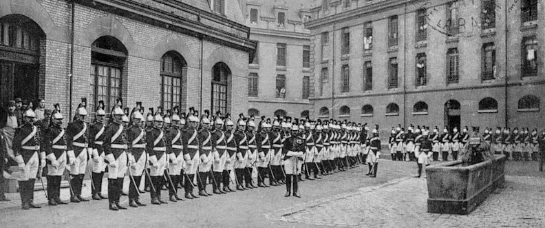 Agrandir l'image Gardes républicains en grande tenue de service.