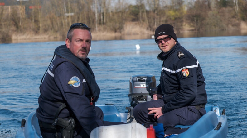 Agrandir l'image Deux gendarmes de la brigade fluviale sur l'une des embarcations.