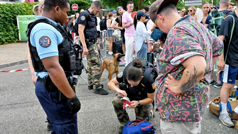 la photo représente des gendarmes, au milieu de la foule, à l'occasion du festival Garorock