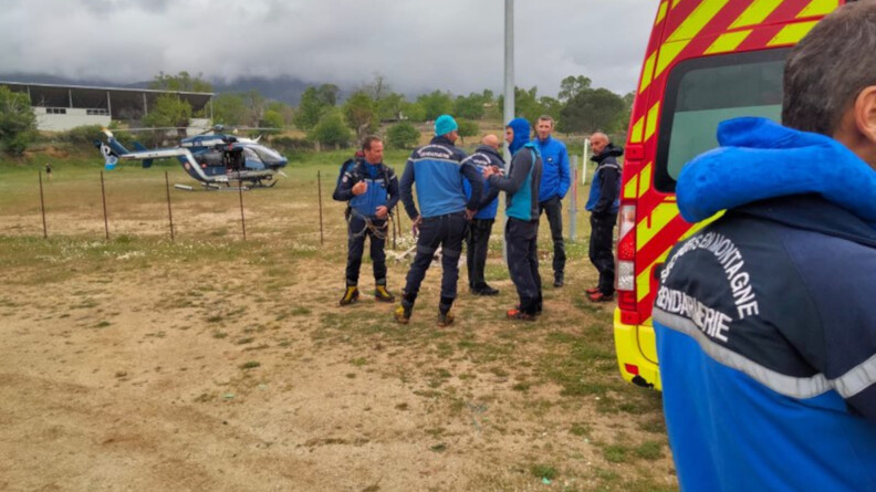 Agrandir l'image En bas de la montagne, les sauveteurs sont regroupés autour du camion de pompier qui a récupéré une des victimes.