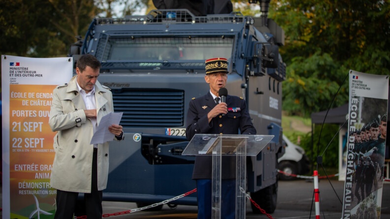 Discours du général Richard Pégourié, qui commande l'École de gendarmerie de Châteaulin depuis le 10 juillet 2024, devant un véhicule blindé Centaure, aux côtés d'Alain Espinasse, préfet du Finistère (à sa droite).