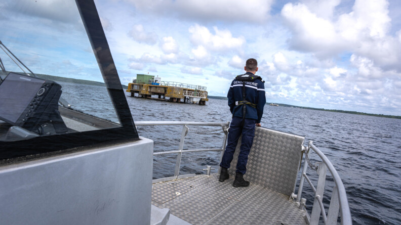 La plate de la gendarmerie de Biscarrosse s'approchant d'une plateforme pétrolière.