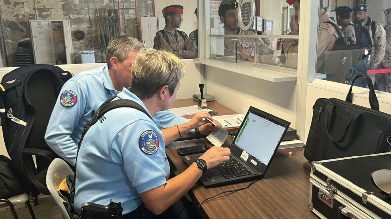 Deux gendarmes de l'Air, à gauche, en mission de contrôle transfrontalier.