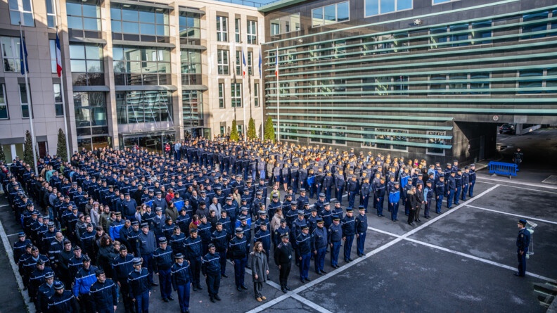 Dans une cour des centaines de militaires alignées au garde à vous