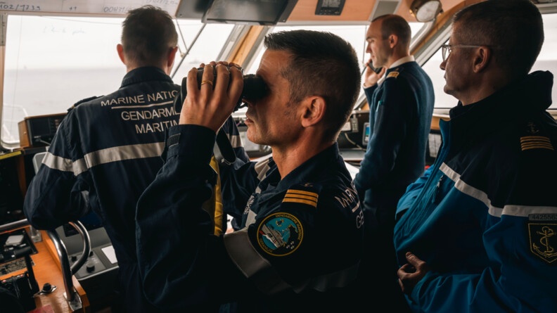 Le colonel Pierre-Damien Igau, commandant le Groupement de gendarmerie maritime Atlantique, Fran&ccedil;ois-R&eacute;gis du Chazaud, administrateur principal des Affaires maritimes et D&eacute;l&eacute;gu&eacute; &agrave; la mer et au littoral (DML) de Vend&eacute;e, et le capitaine Nicolas Vivien, &agrave; la fois commandant du patrouilleur et Officer in tactical command (OTC).