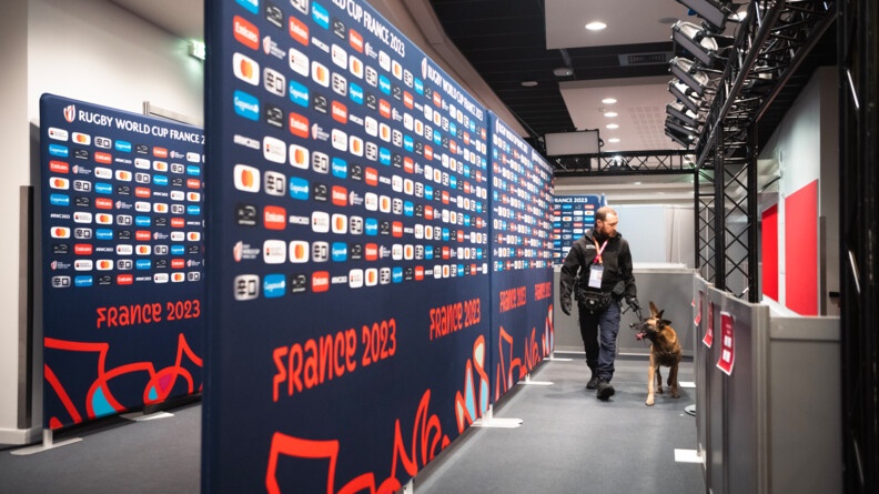 Une équipe cynophile inspecte l'intérieur du Stade de France.