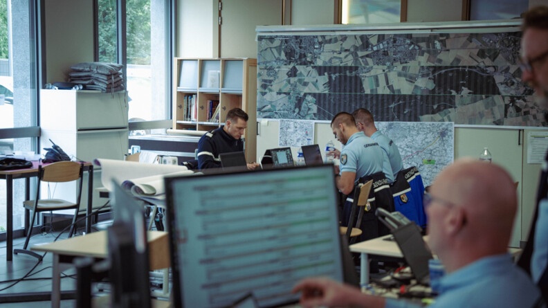 Photo du poste de commandement op&eacute;rationnel, dans lequel on aper&ccedil;oit plusieurs militaires travaillant sur des ordinateurs