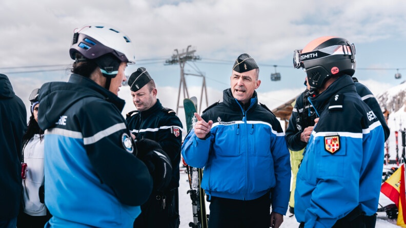 Le général Frédéric Massip, commandant du Groupement de gendarmerie départementale de l'Isère, échange avec deux gendarmes du dispositif.