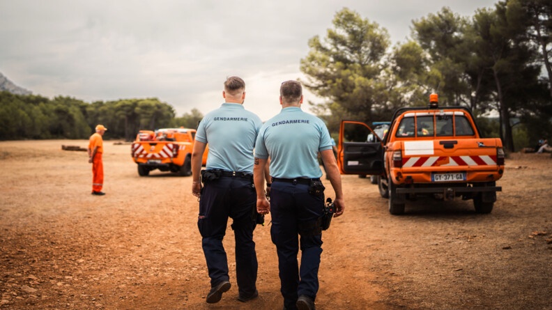 Agrandir l'image Deux gendarmes de dos s'avançant vers le CCFF.
