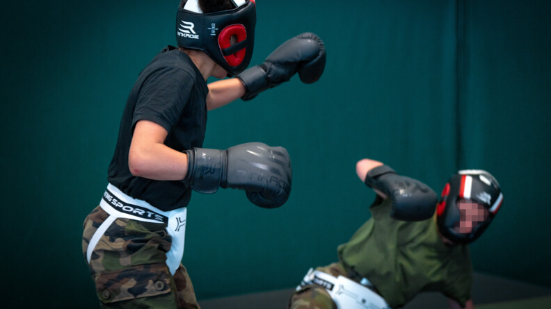 Candidates s'affrontant &agrave; l'occasion d'une &eacute;preuve de boxe.
