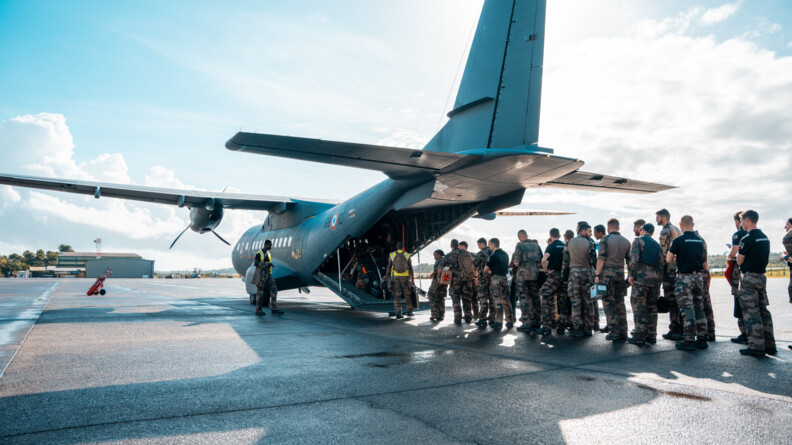 Agrandir l'image Militaires embarquant en avion casa vers Maripasoula.