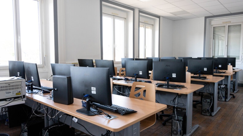 Salle informatique de la caserne MILON à DINARD pour les PMG
