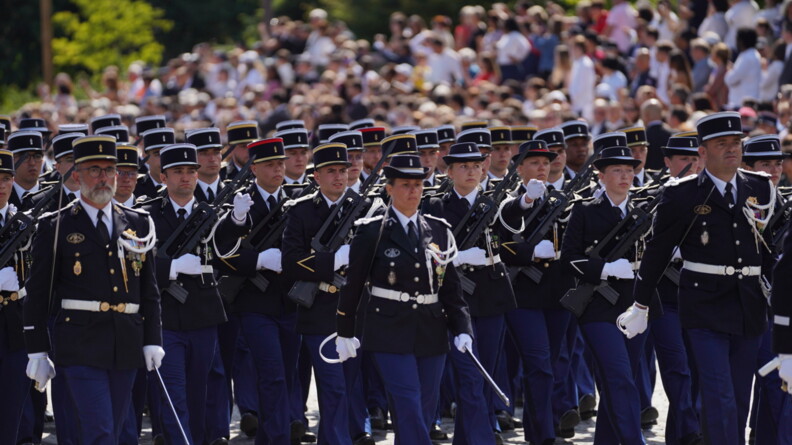 Zoom sur des éléèves-gendarmes défilant