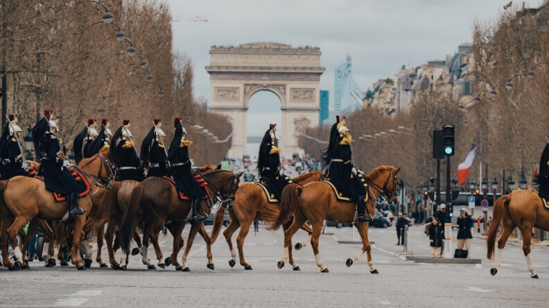 Des cavaliers de la Garde républicaine arrivent sur les champs élysées