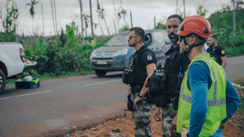 Des gendarmes s&eacute;curisent les interventions des agents d&rsquo;&Eacute;lectricit&eacute; de Mayotte &agrave; la suite du passage du cyclone Chido.