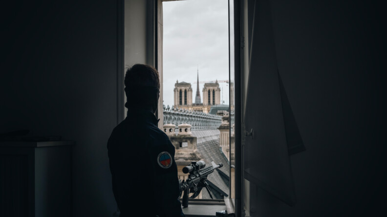 Un tireur d'elite de la gendarmerie, de dos et en fond, la cath&eacute;drale de Notre-Dame.