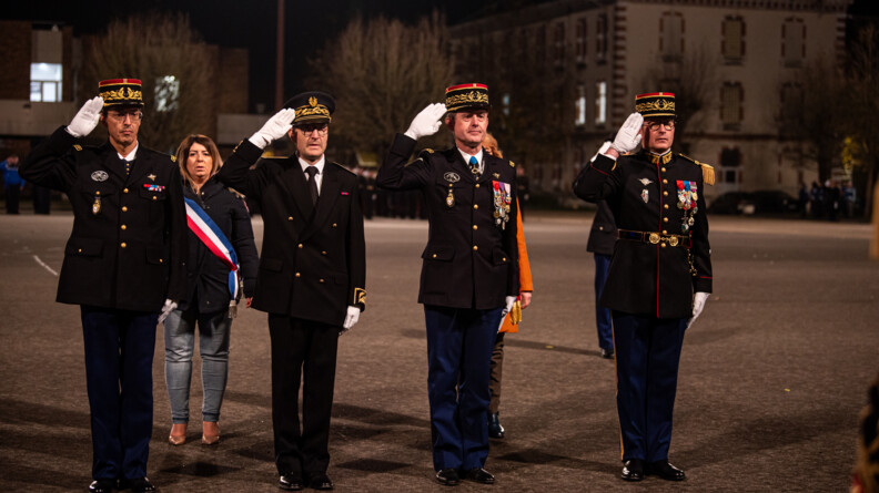 Autorités saluant les troupes.