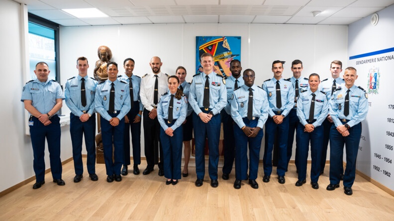 Les sportifs de haut niveau en tenue de gendarme dans une pi&egrave;ce de la direction g&eacute;n&eacute;rale de la gendarmerie.