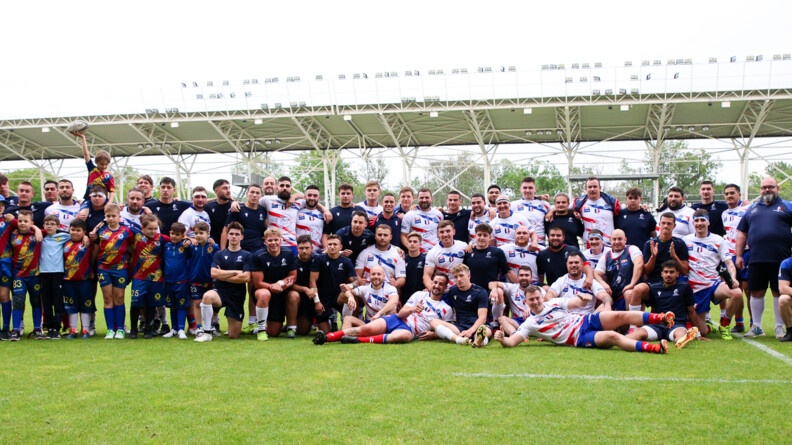 Agrandir l'image Le XV gendarmerie, les U20 de Roumanie et plusieurs enfants posent avec des ballons de rugby