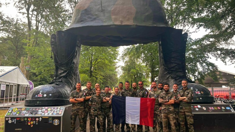 Agrandir l'image Les gendarmes réunis devant la fameuse sculpture symbolisant les attributs militaires : les rangers et le casque.